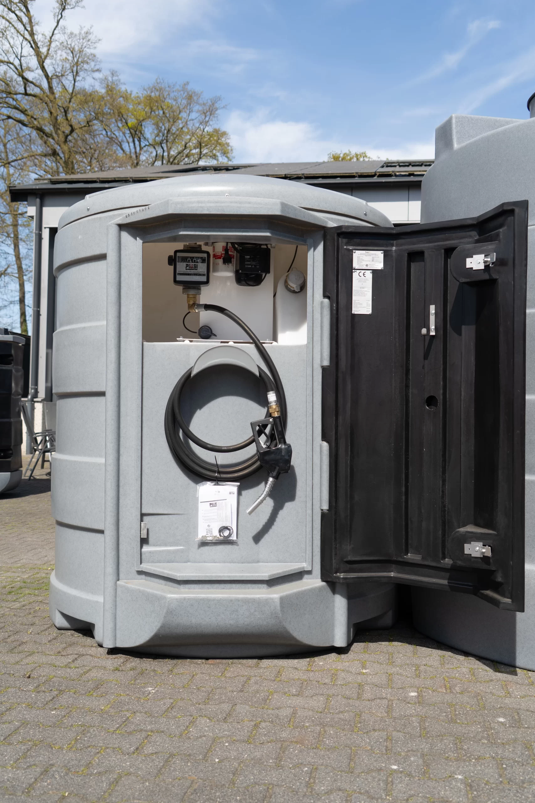 DSC03247 Dieseltank 2500L met deur open