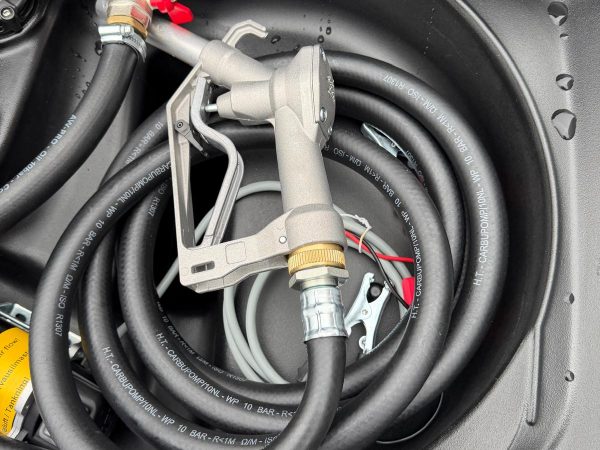 Brandstofpomp op mobiele brandstofopslag.